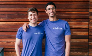 Jade Dyett und Moritz Hall: Das Gründerteam von VoluLink Co-Founder stehend lächelnd nebeneinander